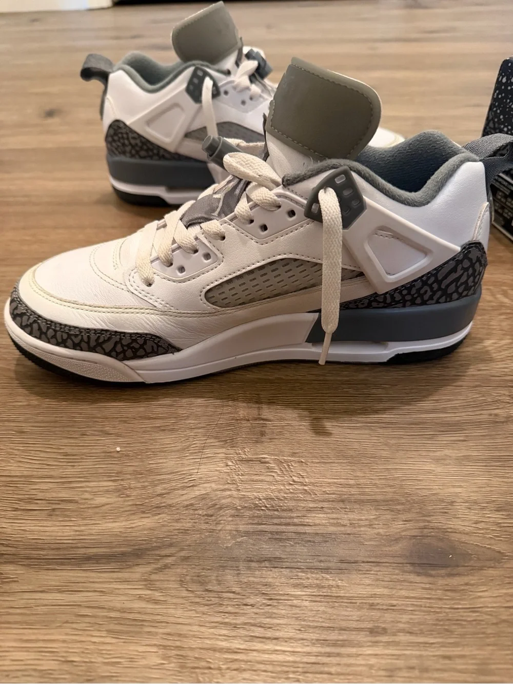 Jordan Spizike Low Size 8 White and Gray Basketball Sneakers with Elephant Print